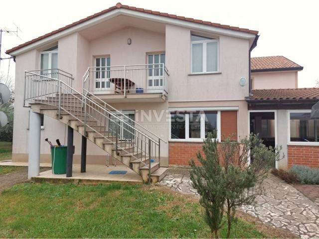 Poreč area, 2 houses with several residential units, spacious garden