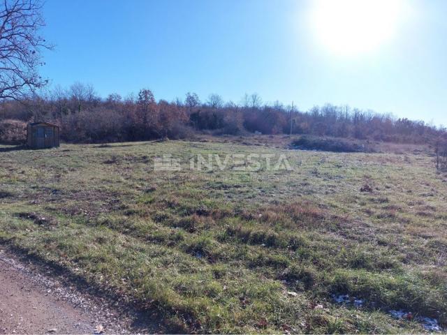 Lovreč area, residential and commercial building with a large plot of land