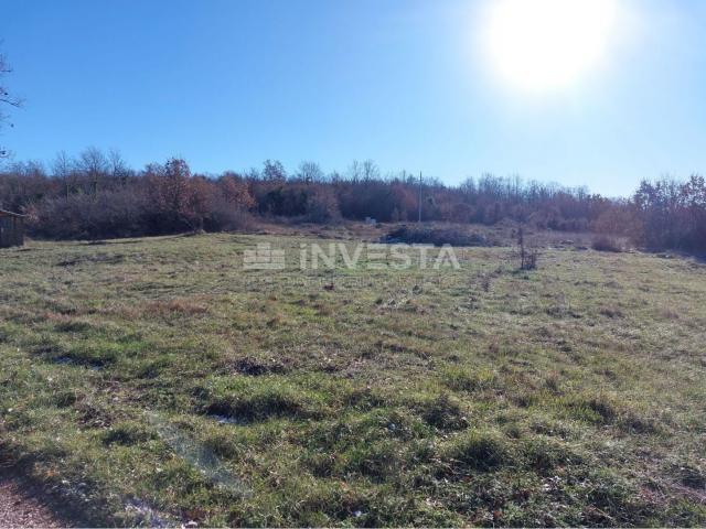 Lovreč area, residential and commercial building with a large plot of land