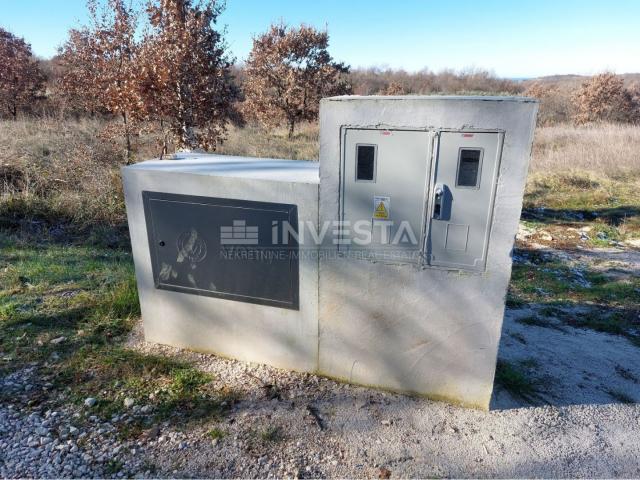 Lovreč area, residential and commercial building with a large plot of land