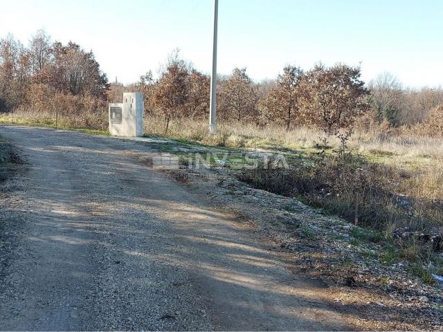 Lovreč area, residential and commercial building with a large plot of land