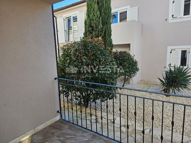 Medulin, semi-detached house with two apartments, 200 m from the sea