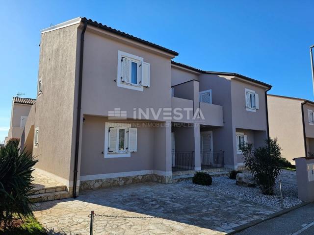 Medulin, semi-detached house with two apartments, 200 m from the sea