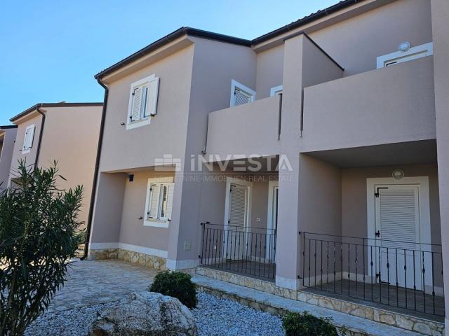 Medulin, semi-detached house with two apartments, 200 m from the sea