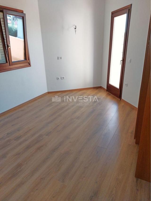 Poreč, Zweizimmerwohnung im Erdgeschoss, 61+28 m2, Top-Lage, GELEGENHEIT!