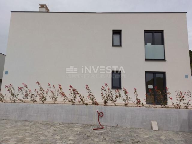 Poreč, two-room apartment on the ground floor of a new building with a garden of 60 m2