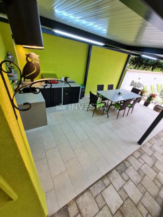 Pula, hochwertiges Familienhaus 220m2 mit Pool