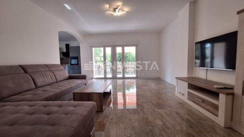 Poreč, apartment 100 m², three bedrooms, terraces, parking