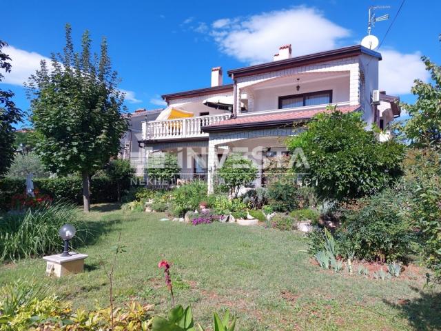 Poreč, Family House 384m2 with 5 Apartments Near the Beach