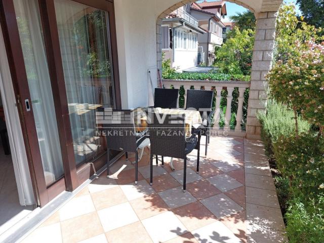 Poreč, Family House 384m2 with 5 Apartments Near the Beach