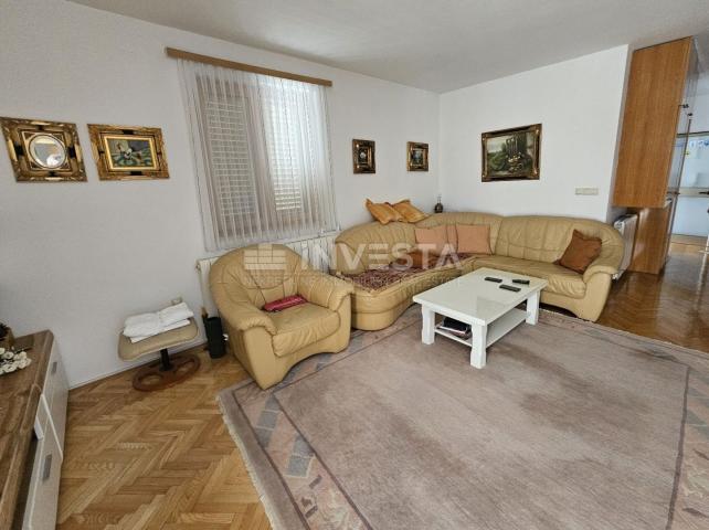 Croatia, Istria, Medulin center, quality apartment house 510 m², near the sea