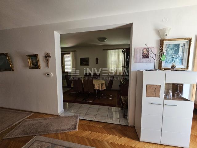 Croatia, Istria, Medulin center, quality apartment house 510 m², near the sea