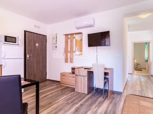 Medulin, apartmanska kuća 630m2 blizu mora, Top lokacija