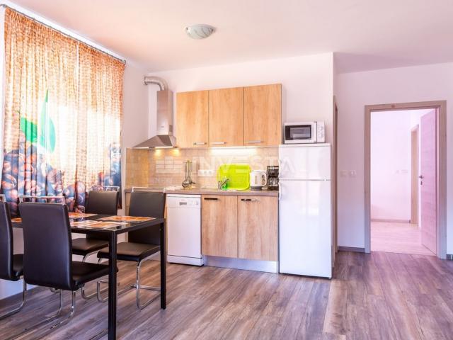 Medulin, apartmanska kuća 630m2 blizu mora, Top lokacija