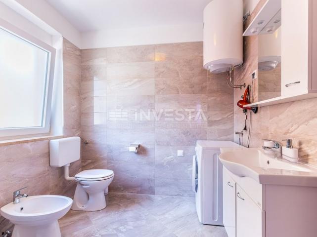 Medulin, apartmanska kuća 630m2 blizu mora, Top lokacija