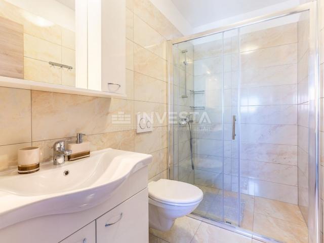 Medulin, apartmanska kuća 630m2 blizu mora, Top lokacija