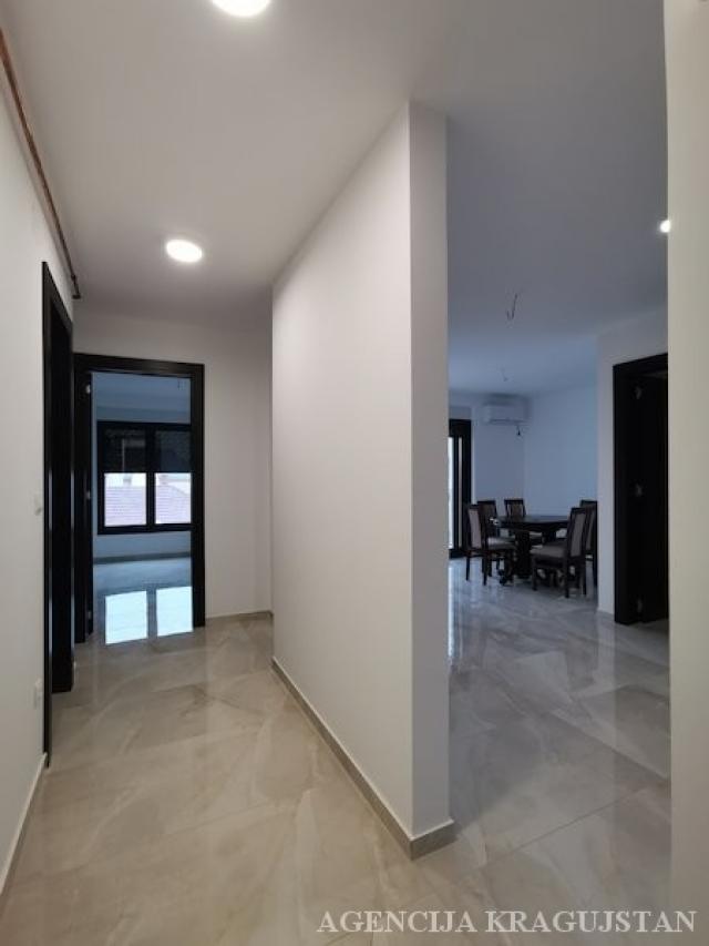 Izdavanje, Stan, 52. 00m2 , Centar