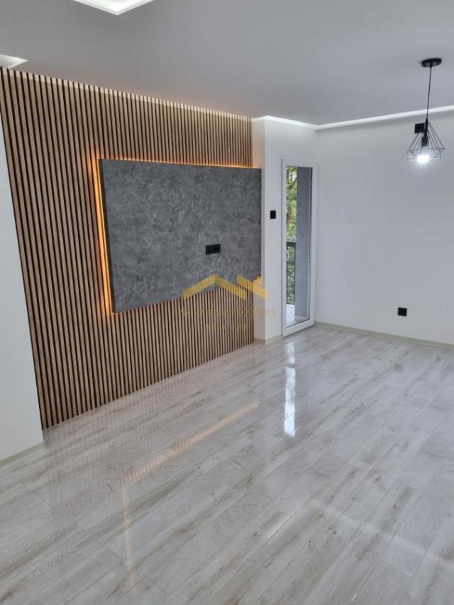 Potpuno renoviran trosoban stan 60m² u mirnom okruženju