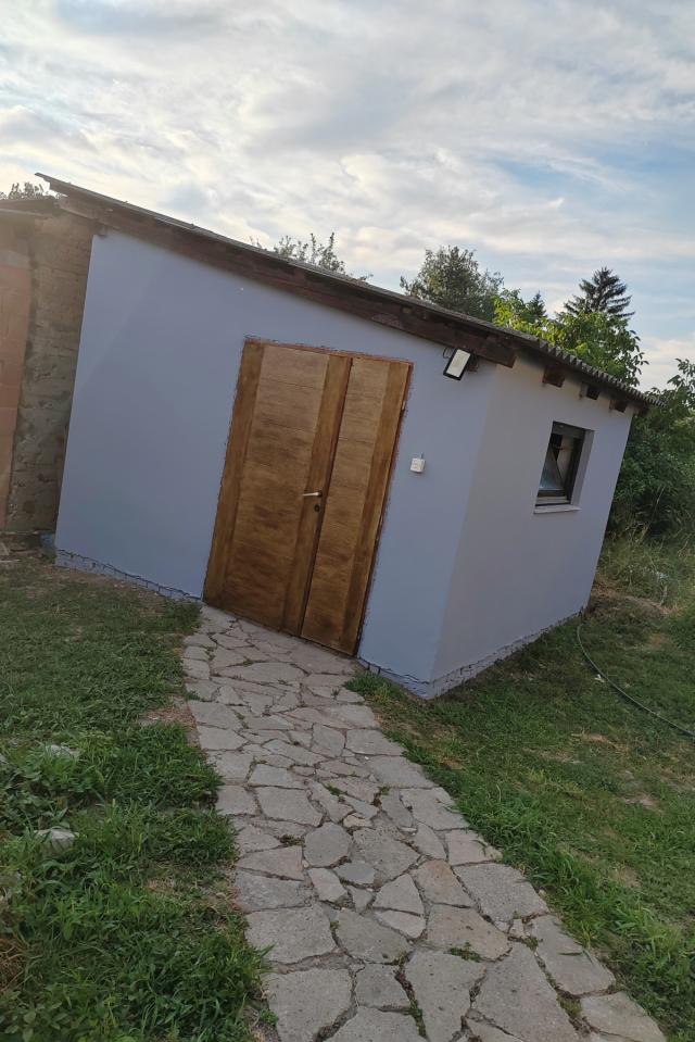 Prodaje se montažna kuća 105 m2 +14 m2 pomoćni objekat