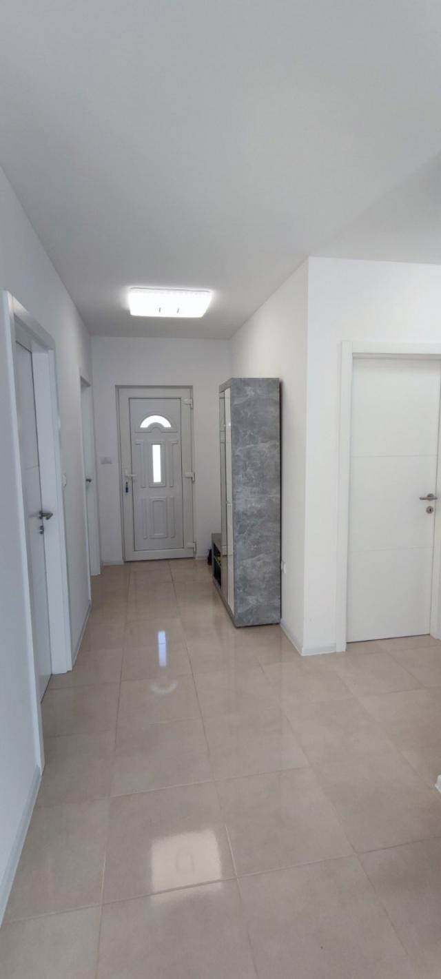 Prodaje se montažna kuća 105 m2 +14 m2 pomoćni objekat