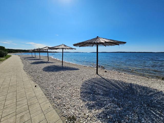 Luksuzan stan u Peroju blizu plaže s otvorenim pogledom na more i na Nacionalni park prirode Brijuni