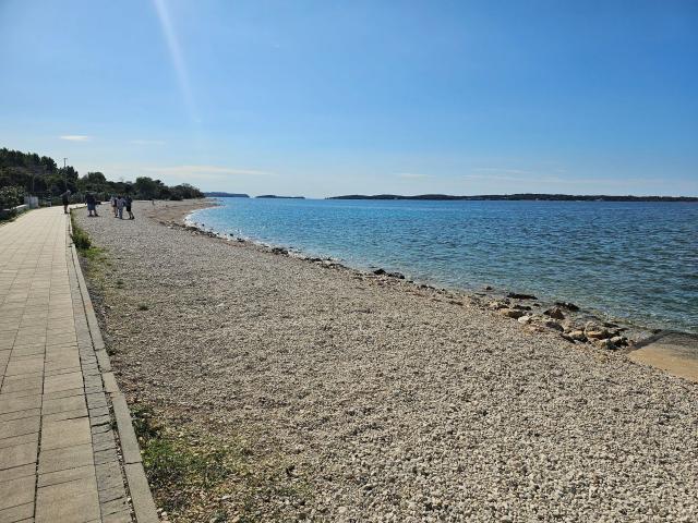 Luksuzan stan u Peroju blizu plaže s otvorenim pogledom na more i na Nacionalni park prirode Brijuni