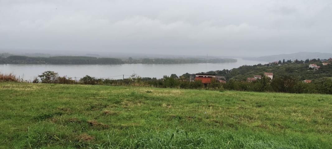 Vinča, Vinogradi, kuća na 10a, sa pogledom na Dunav .. 