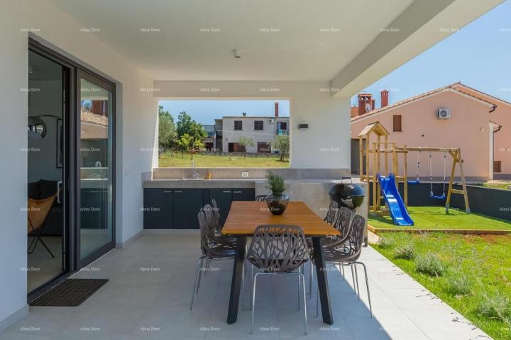 Haus Villa mit Pool, Außenküche und Meerblick.