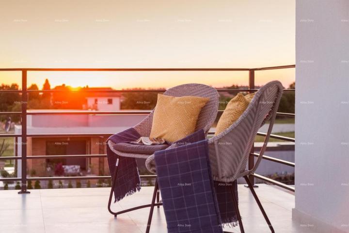 Haus Villa mit Pool, Außenküche und Meerblick.