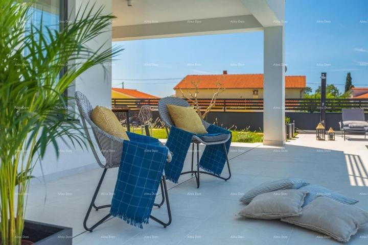 Haus Villa mit Pool, Außenküche und Meerblick.