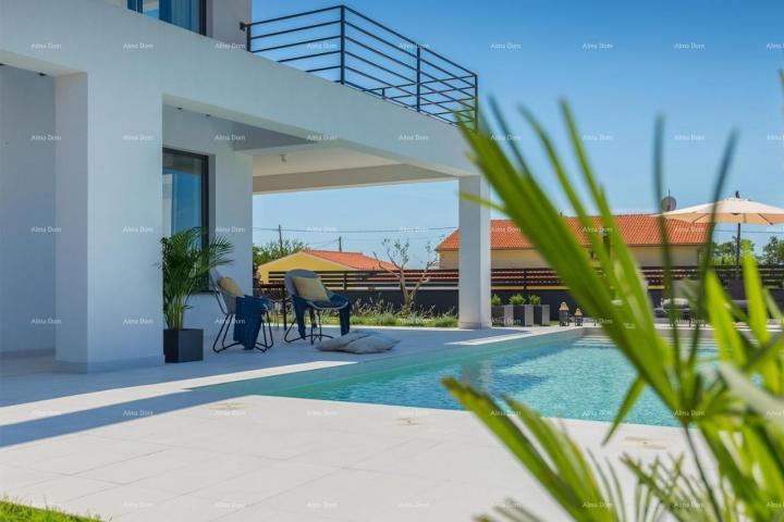 Haus Villa mit Pool, Außenküche und Meerblick.