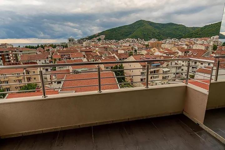 Dvoetažni stan sa 2 spavaće sobe i panoramskim pogledom na more u centru Budve