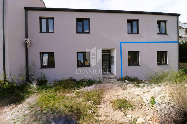 Poreč, Umgebung, Wohnung in einem Neubau mit Garten