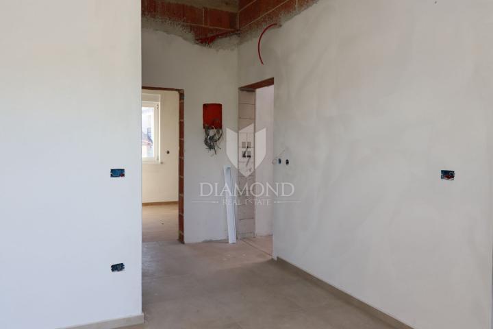 Poreč, surroundings, apartment in a new building with a garden