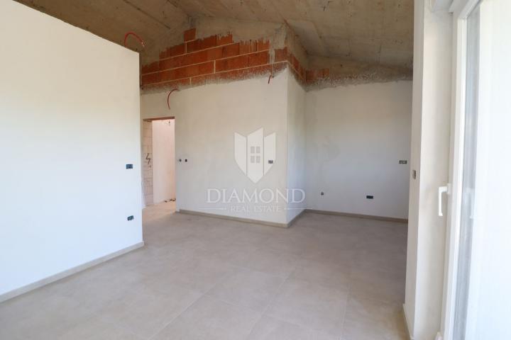 Poreč, surroundings, apartment in a new building with a garden