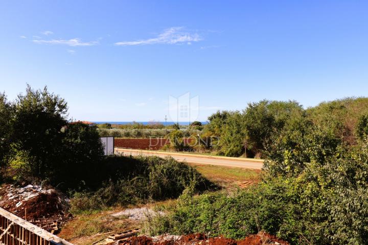 Poreč, Umgebung, Wohnung in einem Neubau mit Garten