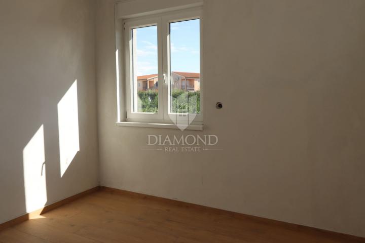 Poreč, surroundings, apartment in a new building with a garden