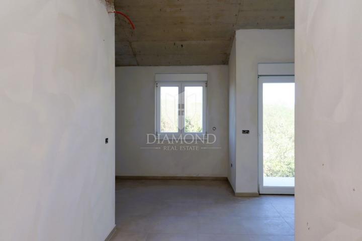 Poreč, surroundings, apartment in a new building with a garden