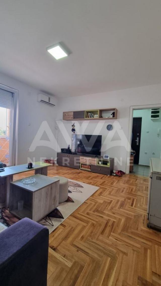 Apatin. Centar. Dvosoban stan, 46m2, II Sprat