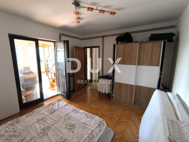 ISTRIA, PULA - Two-story apartment with garden and garage near the beach