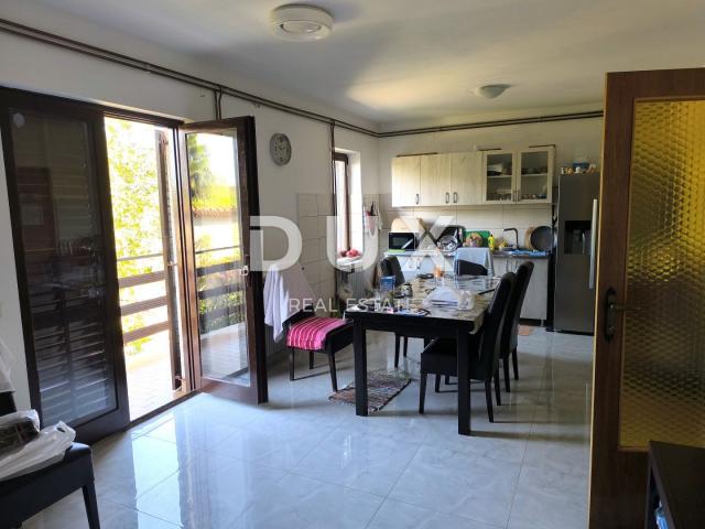 ISTRIA, PULA - Two-story apartment with garden and garage near the beach