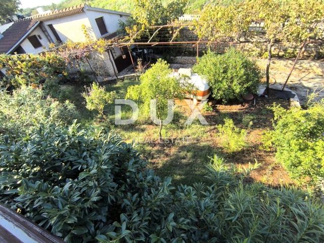 ISTRIA, PULA - Two-story apartment with garden and garage near the beach