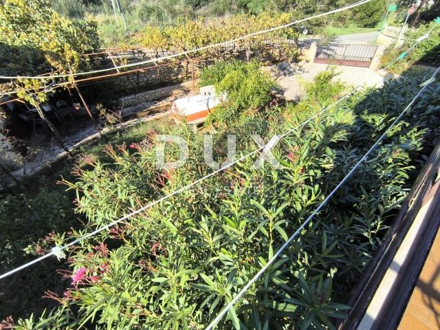 ISTRIEN, PULA - Zweistöckige Wohnung mit Garten und Garage in Strandnähe