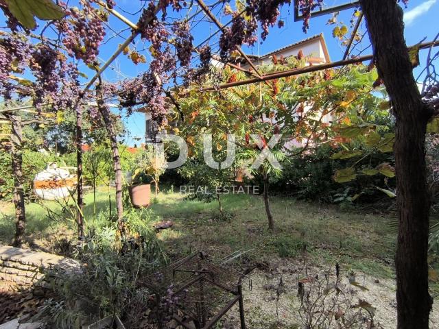 ISTRIA, PULA - Two-story apartment with garden and garage near the beach