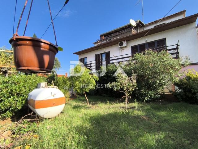 ISTRIEN, PULA - Zweistöckige Wohnung mit Garten und Garage in Strandnähe