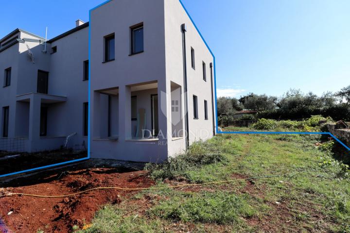 Umgebung Poreč, zweigeschossige Wohnung in Neubau, Meerblick!