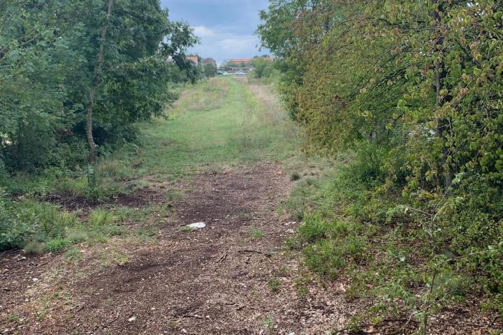 Istra, Svetvinčenat - građevinsko zemljište 502 m2 s privatnim putem, blizina infrastrukture