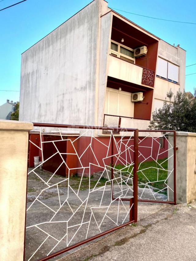 Pula centar, etaža kuće s okućnicom i garažom