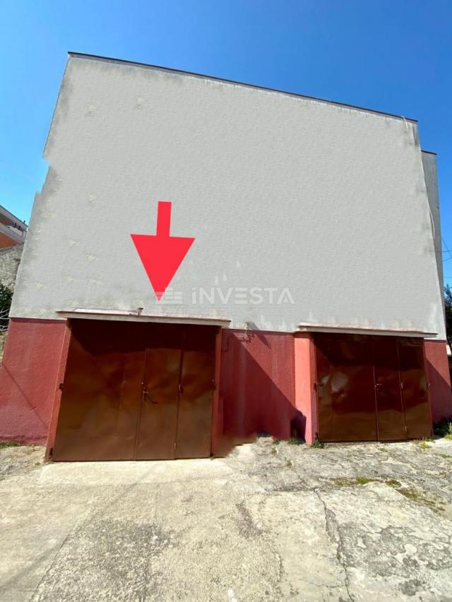 Pula center, floor of a house with a garden and garage