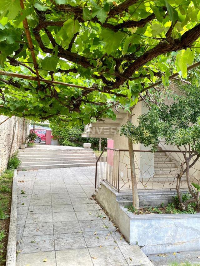 Pula center, floor of a house with a garden and garage